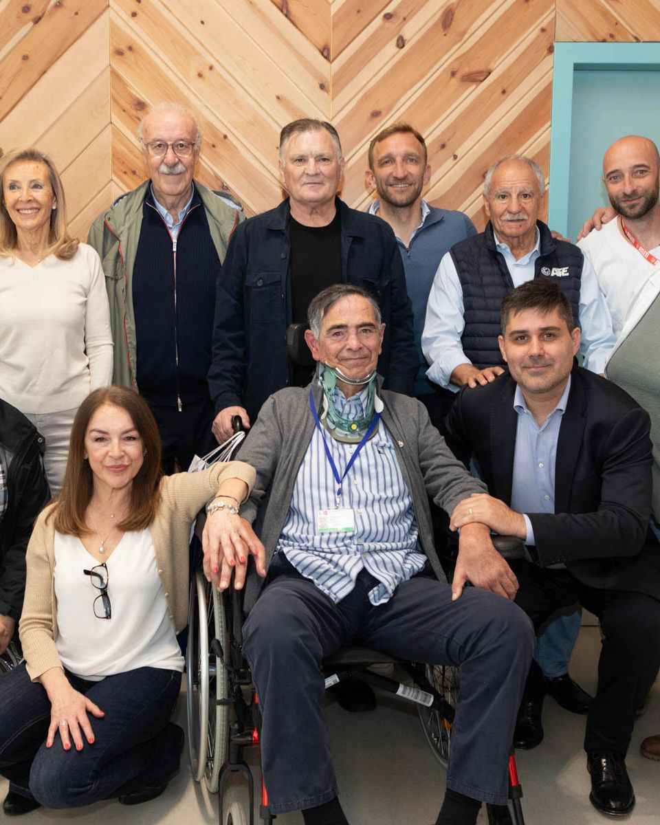 Pérez Durán, en el centro, junto a exjugadores y familiares en un acto celebrado en Madrid.