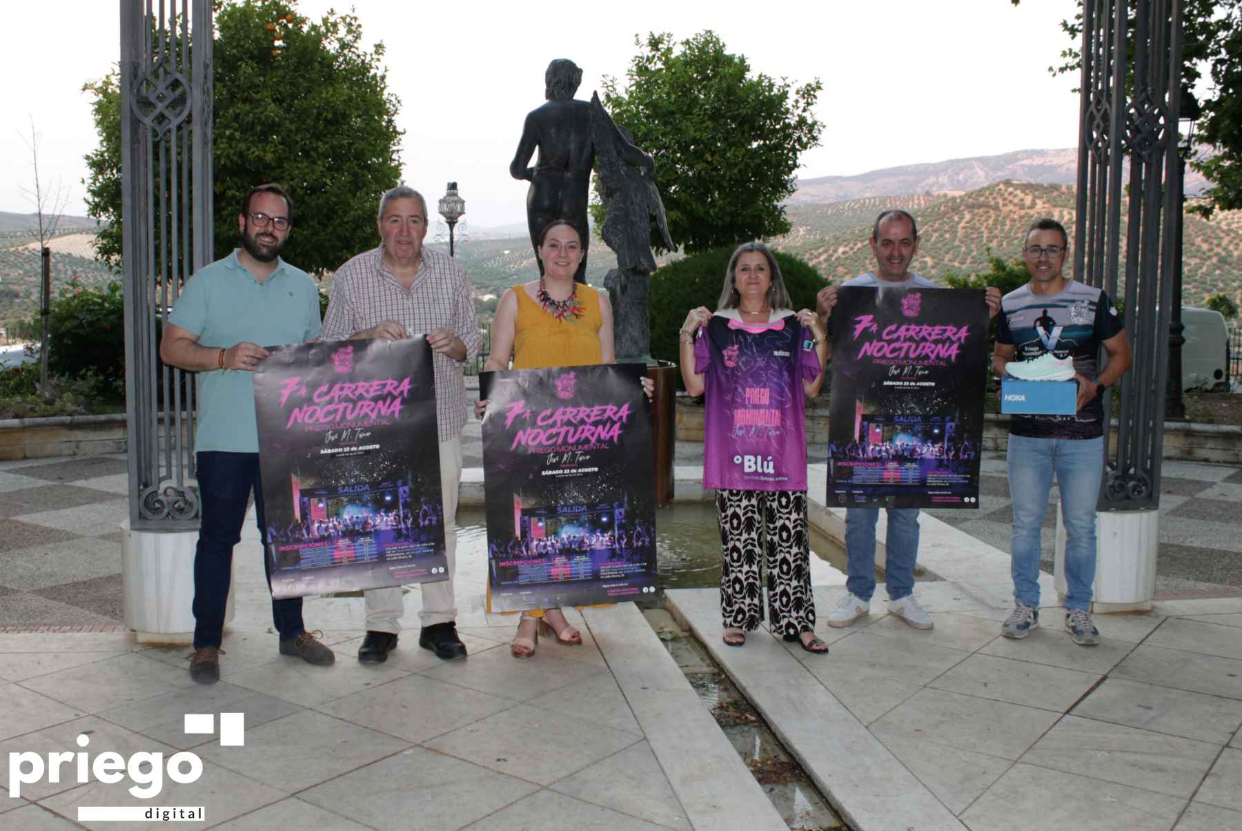 Autoridades y organizadores con el cartel anunciador y la camiseta de la presente edición.