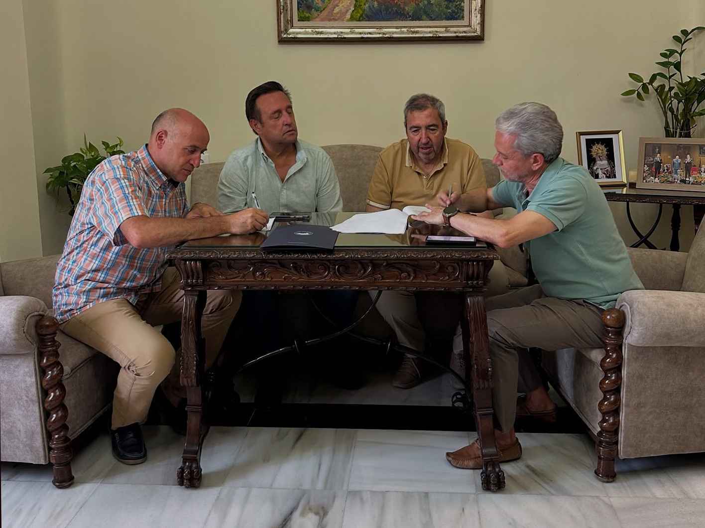 Momento de la firma del convenio de colaboración.