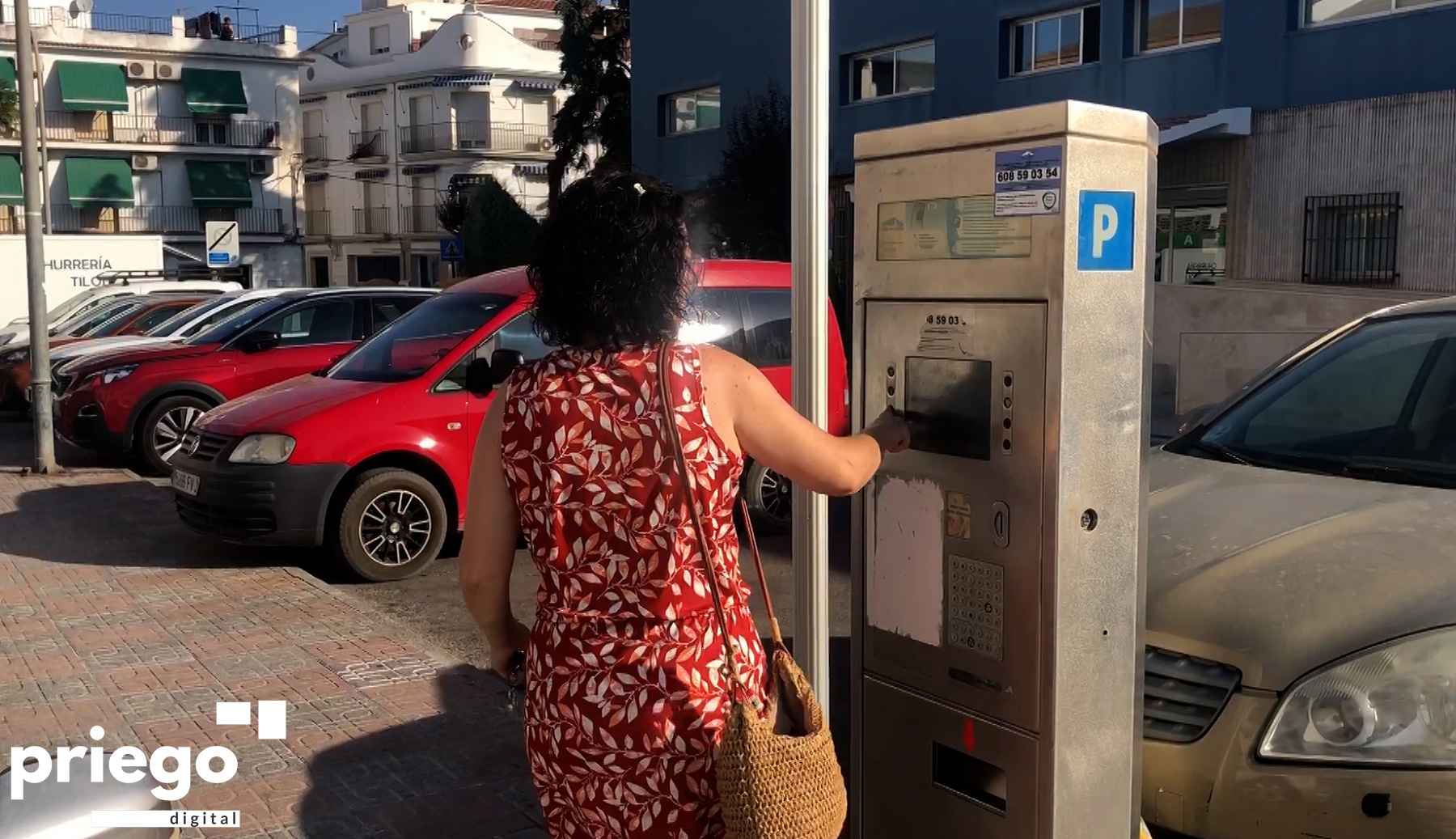 Una usuaria se dispone a utilizar uno de los parquímetros de la Zona Azul.
