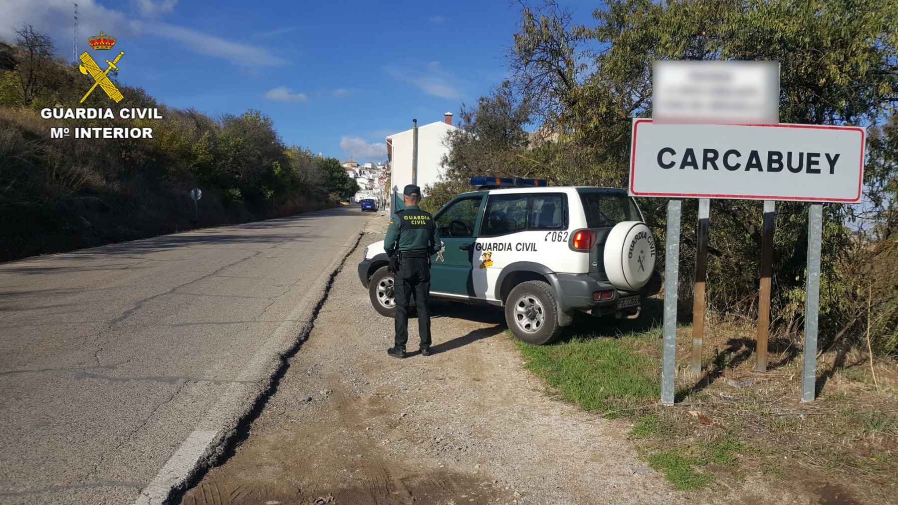 Agente de la Guardia Civil en uno de los accesos a Carcabuey.