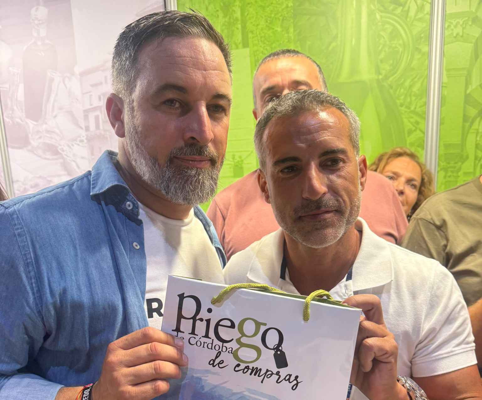 Abascal y Martínez con material promocional de Priego.