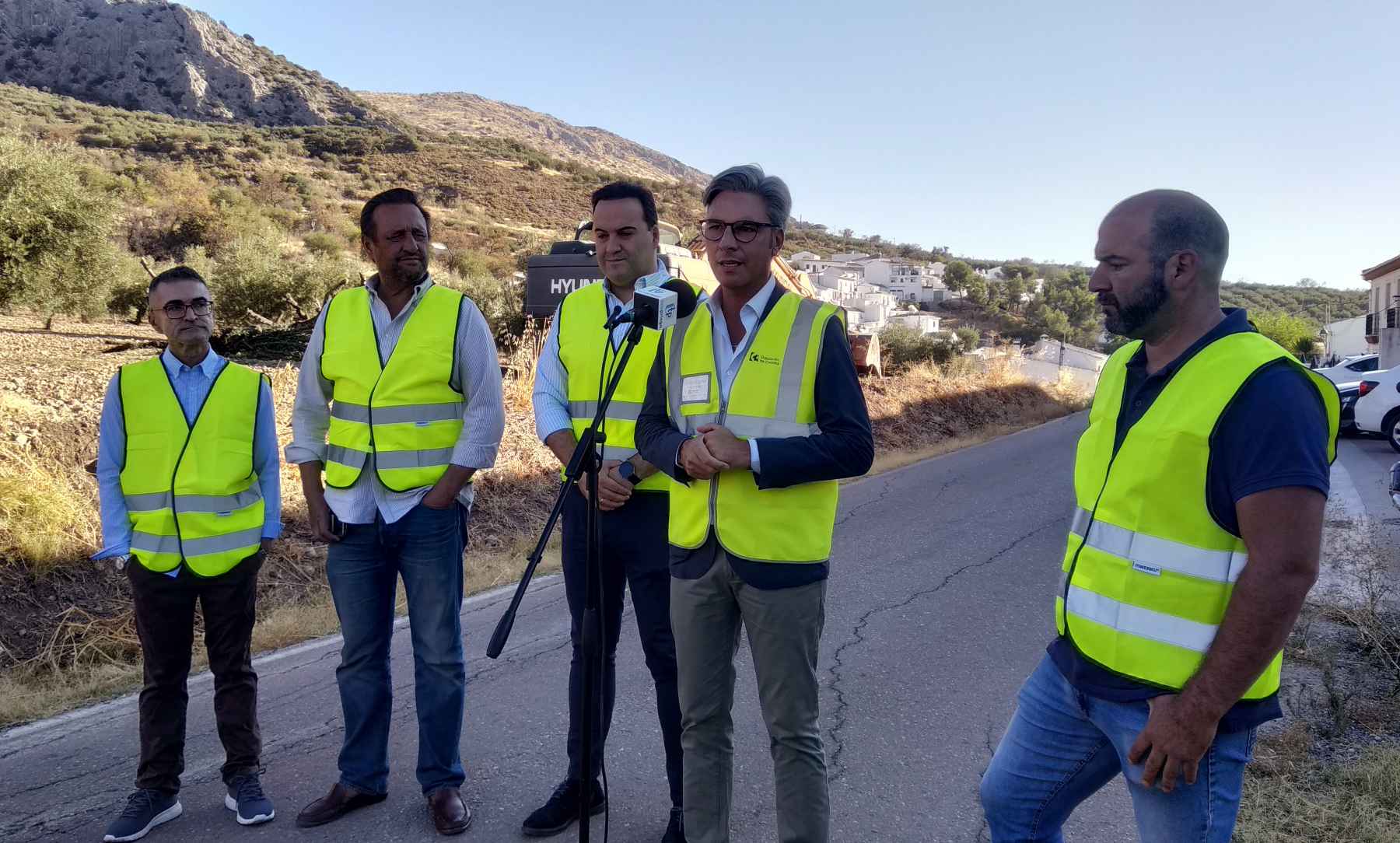Autoridades esta mañana en las obras de la CO-7210.
