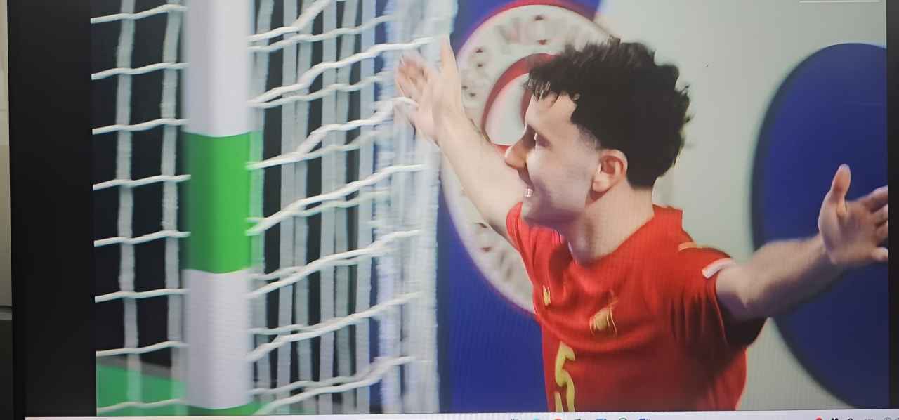 Pablo Guti celebra el cuarto gol de España.
