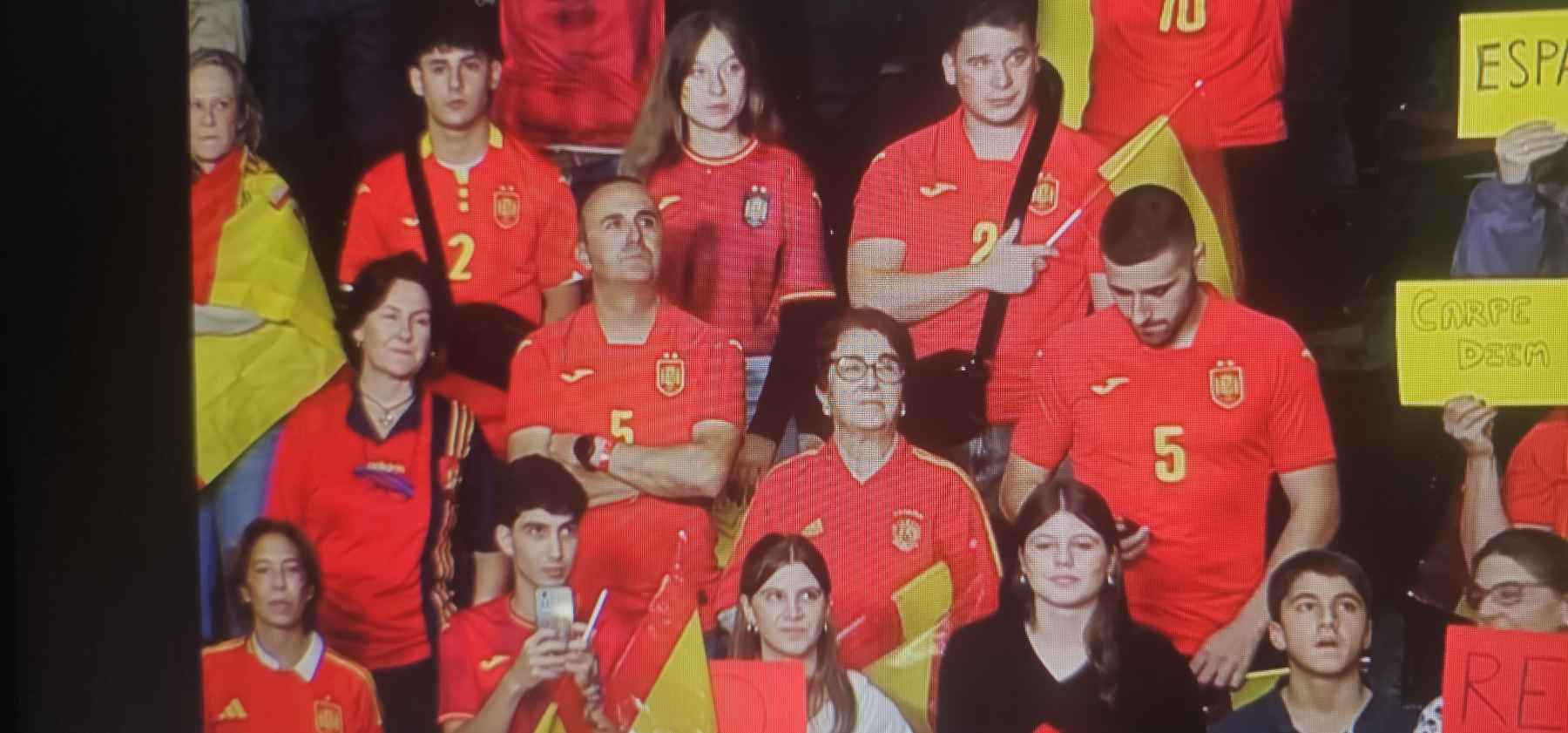 Los padres de Pablo Guti en la grada del Chisináu Arena.