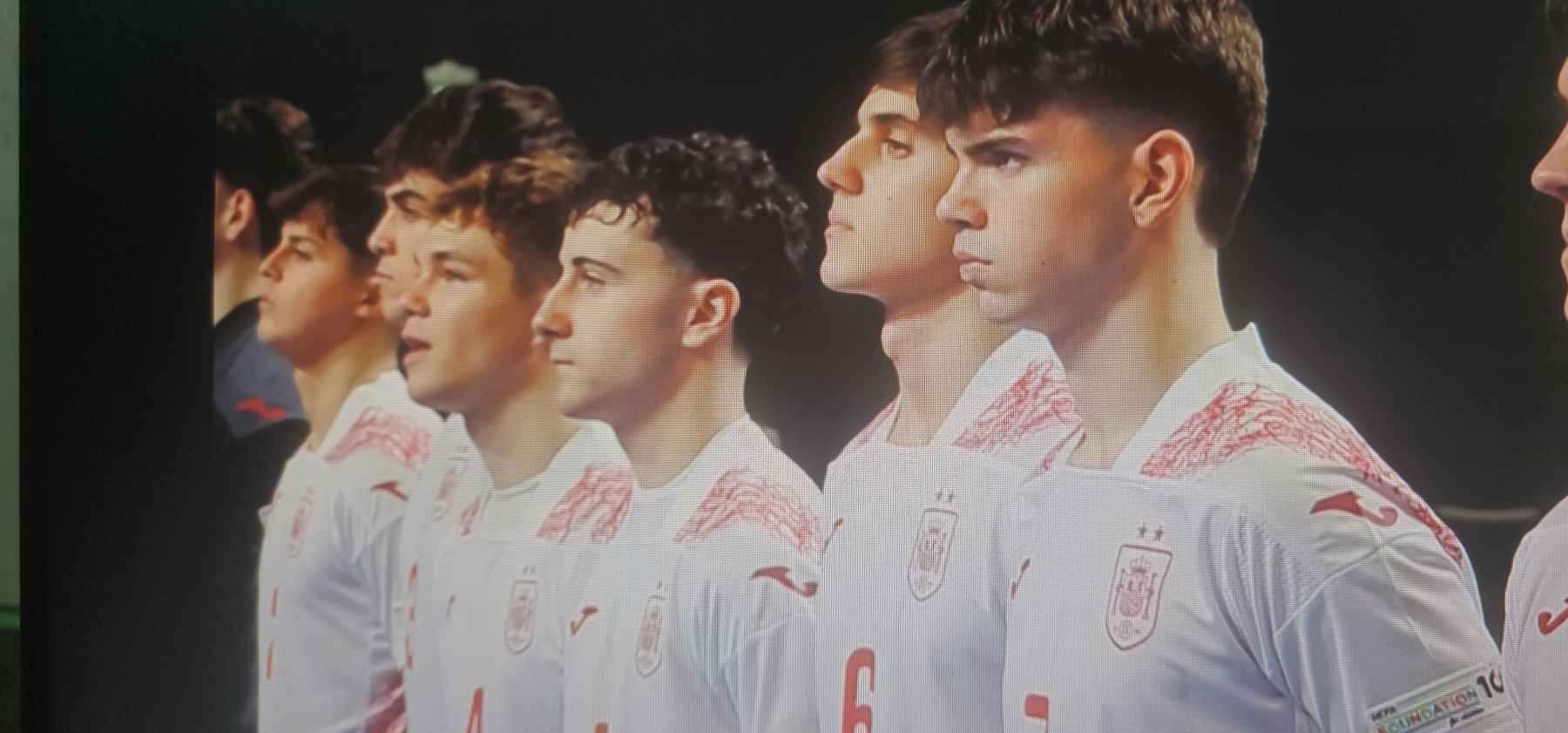 Pablo Guti durante la interpretación del himno de España.