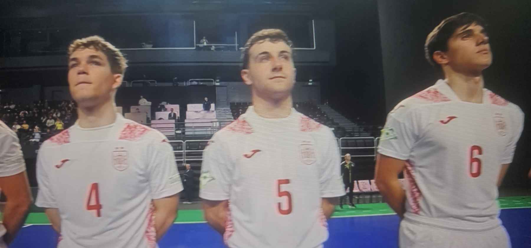 Pablo Guti durante la interpretación del himno de España.