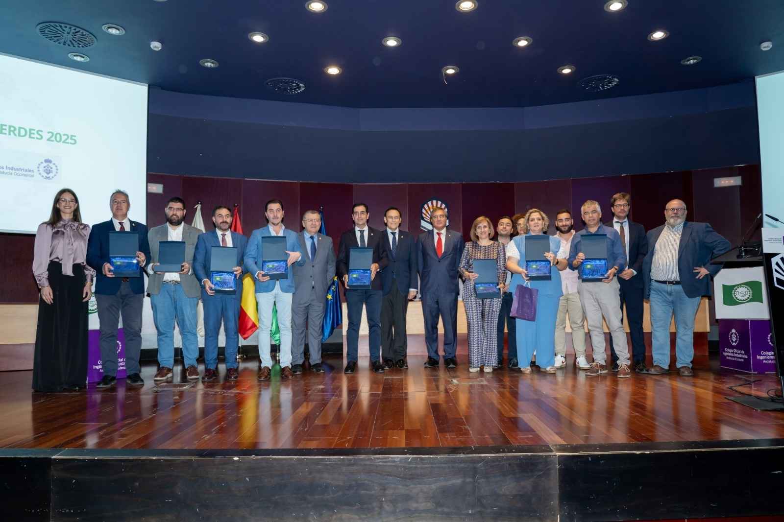 Foto de familia de autoridades y representantes de los ayuntamientos galardonados.