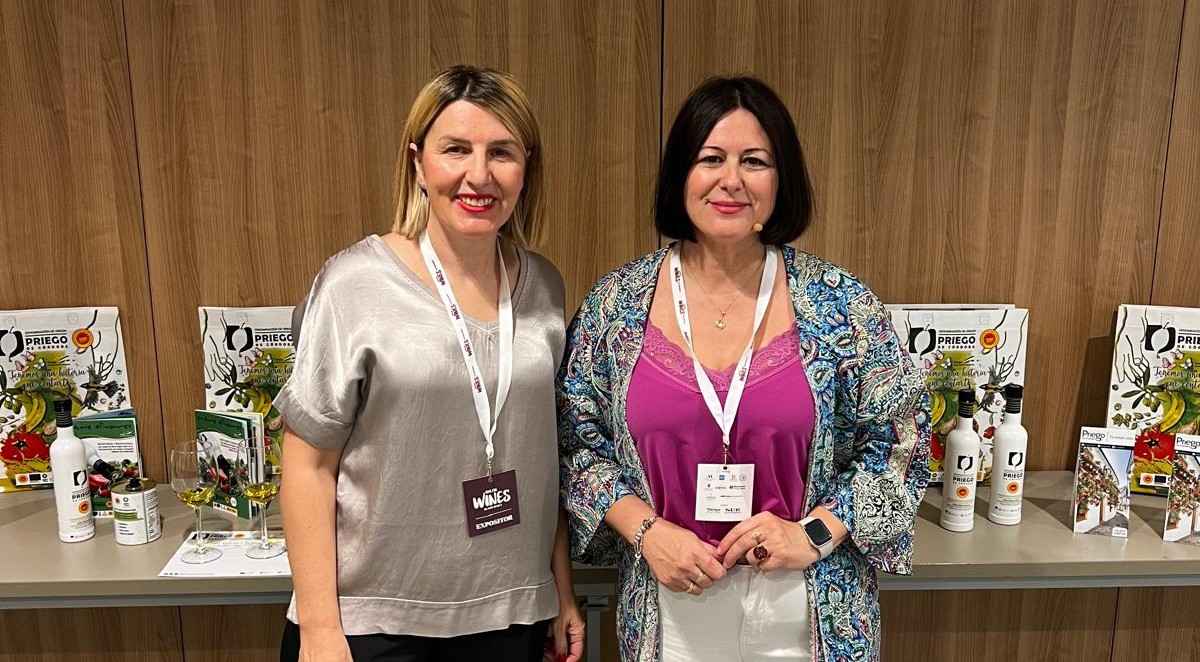 Lucía González y Francisca García en el espacio expositivo de la DOP ´Priego de Córdoba´.