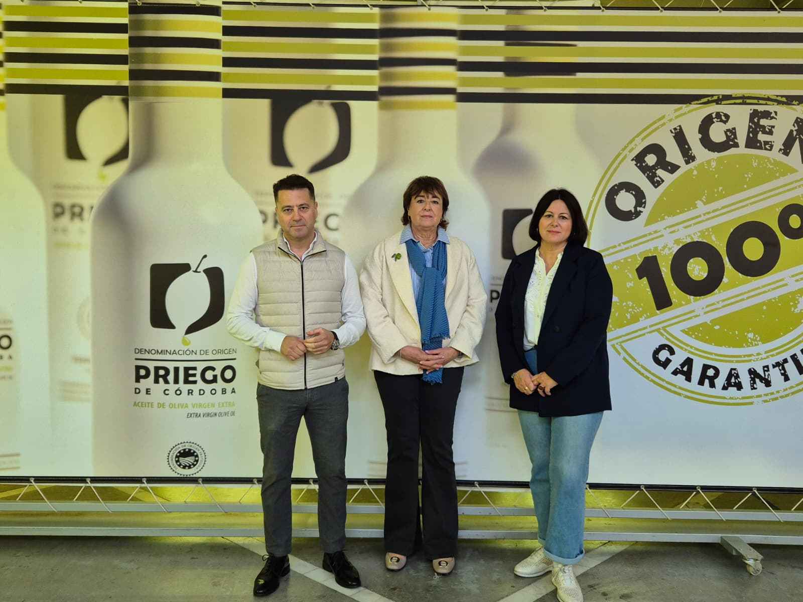 Rafael Muela, Isabel Trujillo y Francisca García durante la visita a la sede de la DOP.