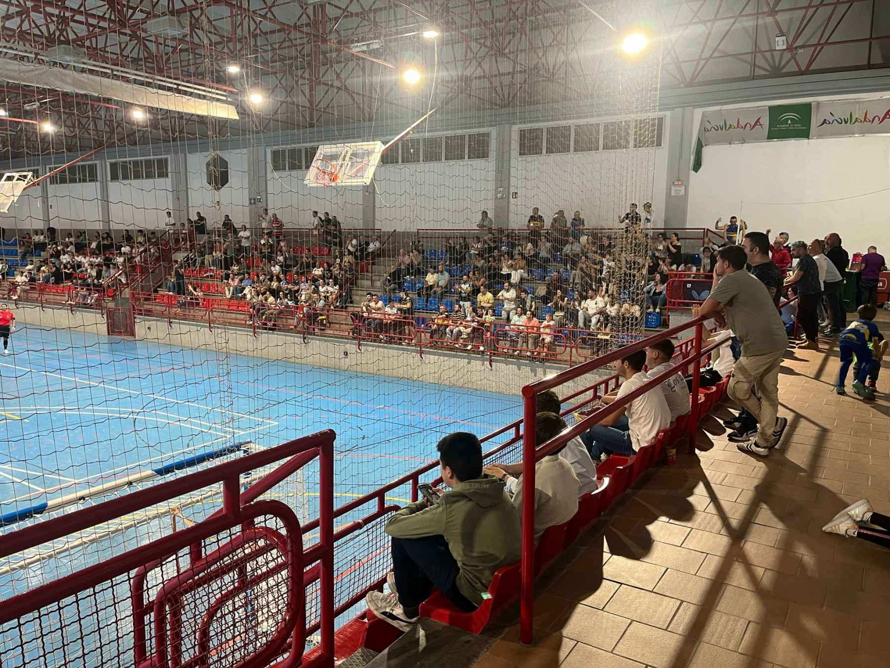 Vista de la grada durante el partido.