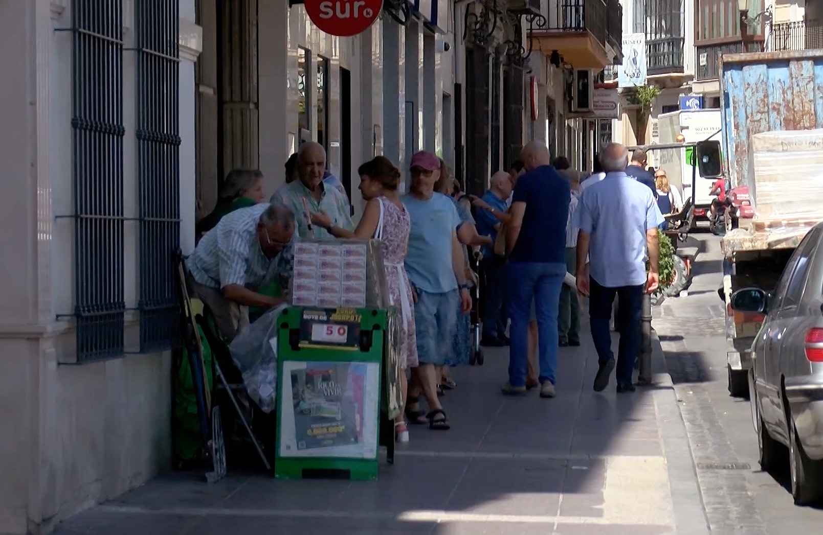 Transeúntes por una céntrica calle de Priego.