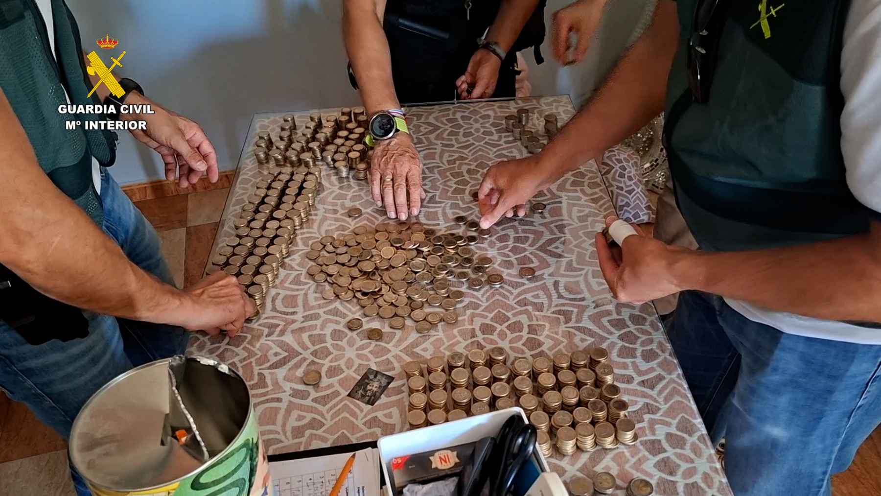 Dinero intervenido en la operación.