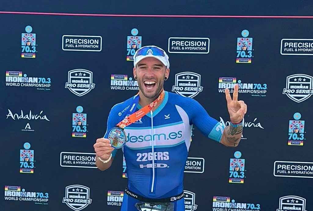 Chema Jiménez con la medalla finisher.