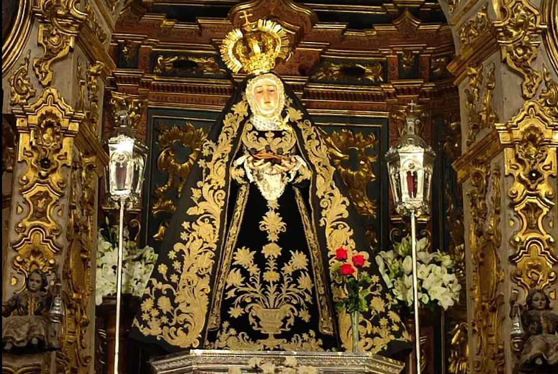 María Stma. de la Soledad Coronada con el terno que será restaurado.