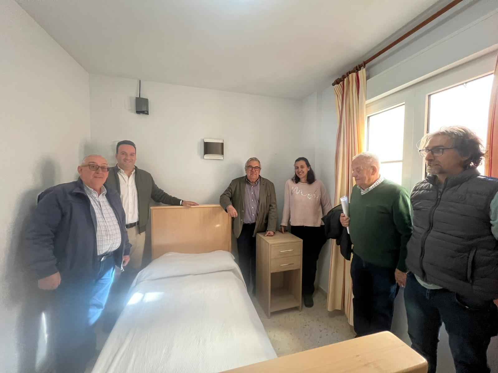 Representantes municipales y de la residencia junto a Francisco Ordóñez en una de las habitaciones del centro.