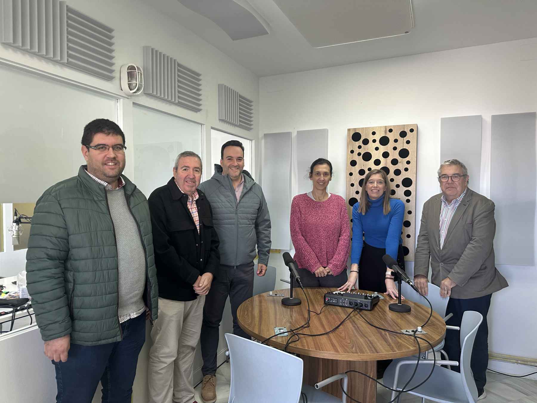 Autoridades locales junto a la responsable de la emisora visitando las instalaciones.