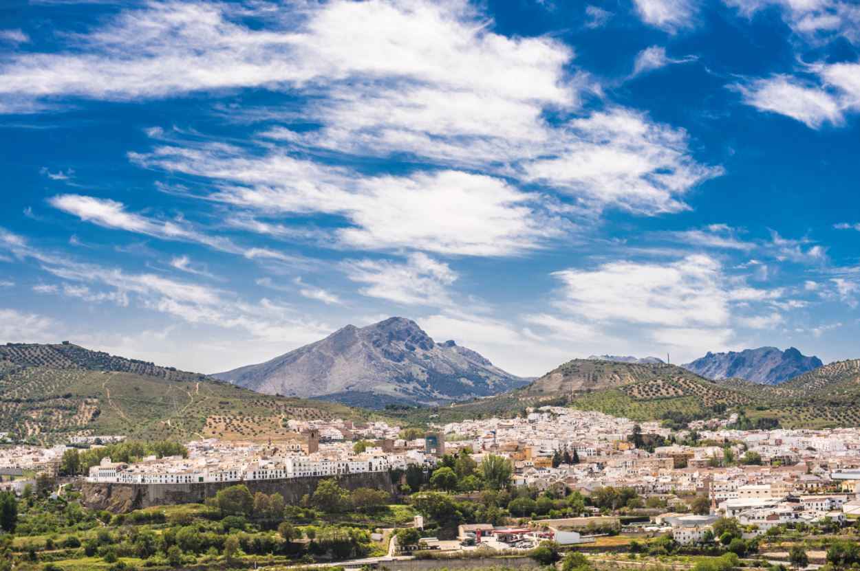 Vista de Priego de Córdoba con La Tiñosa al fondo.