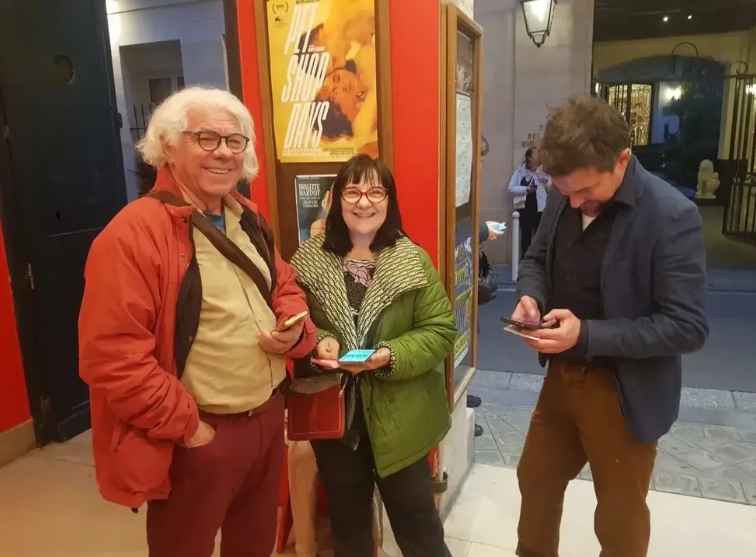 Julio Rabadán y María Mallén en el acceso a la sala de proyecciones del festival en París.