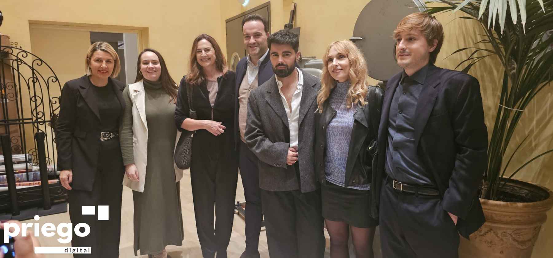 Autoridades locales y parte del equipo artístico del corto.