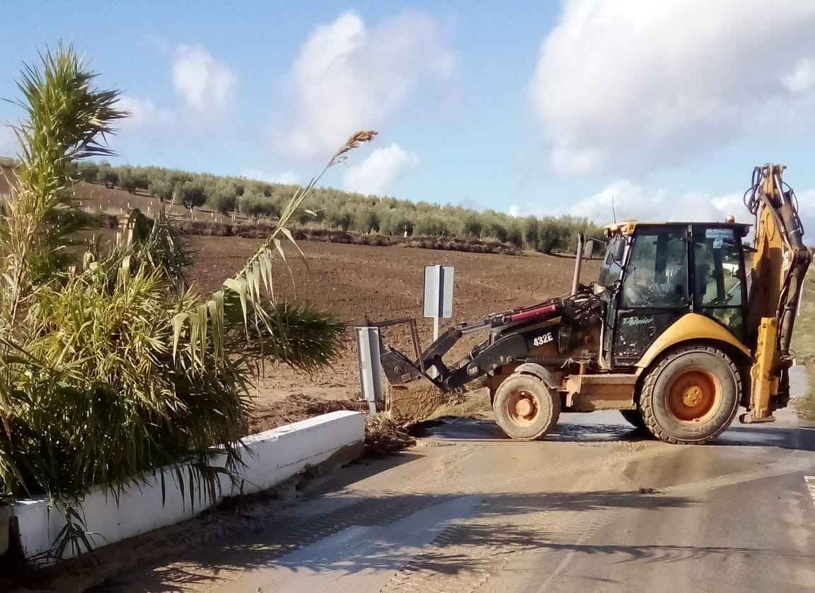 Limpieza de venidas de barro en una carretera de la provincia.