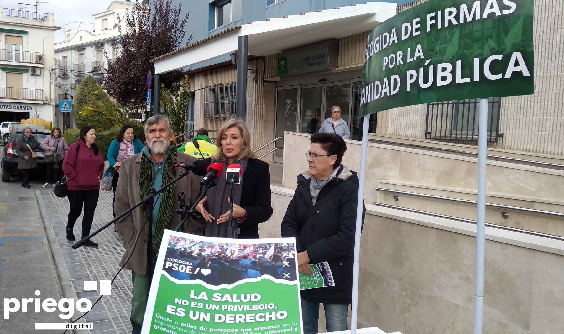 Almendros, Romero y Muñoz, hoy junto a la mesa de recogida de firmas instalada por el PSOE.