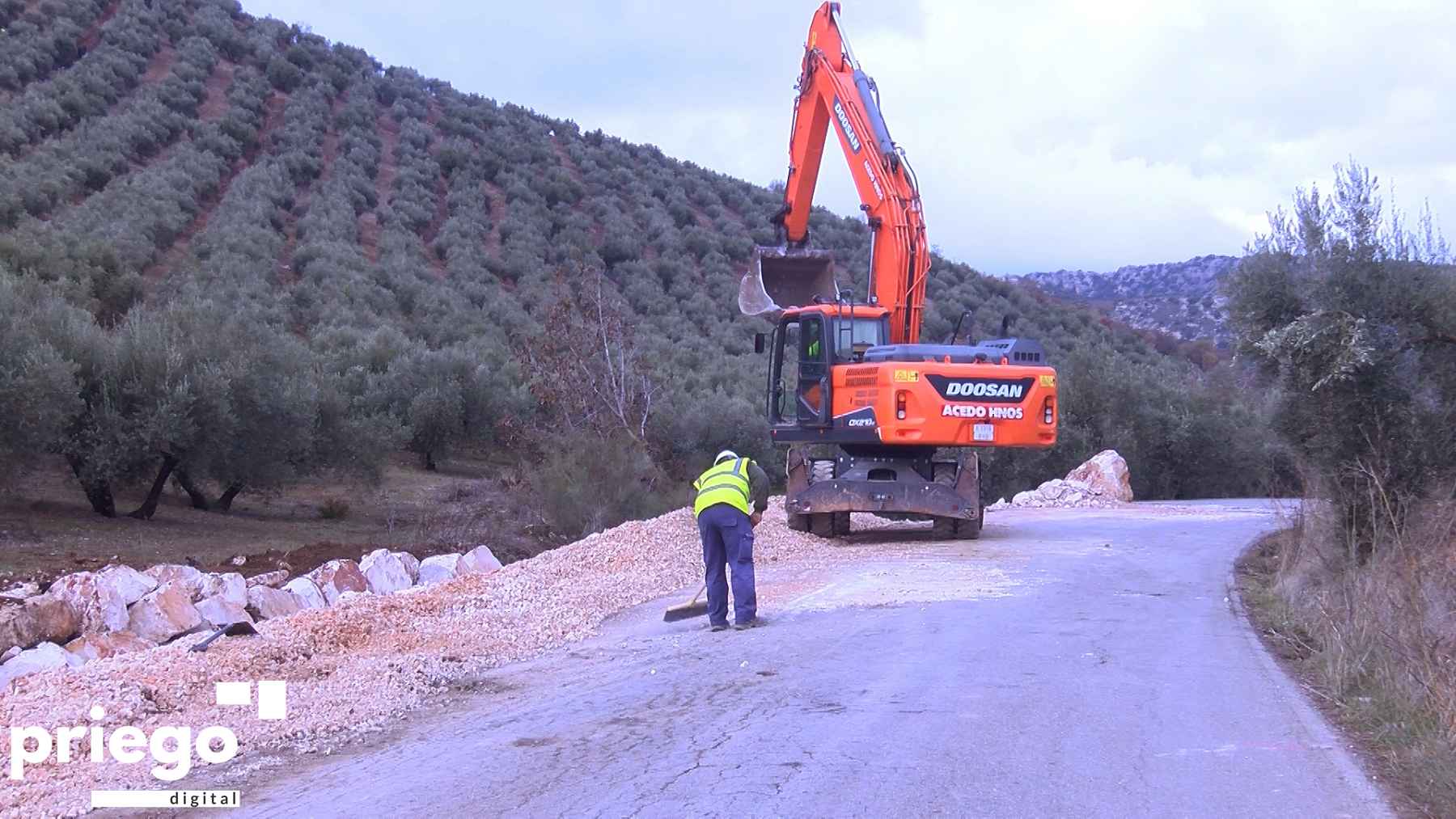 Maquinaria pesada en uno de los tramos del Veredón de la Almorzara.