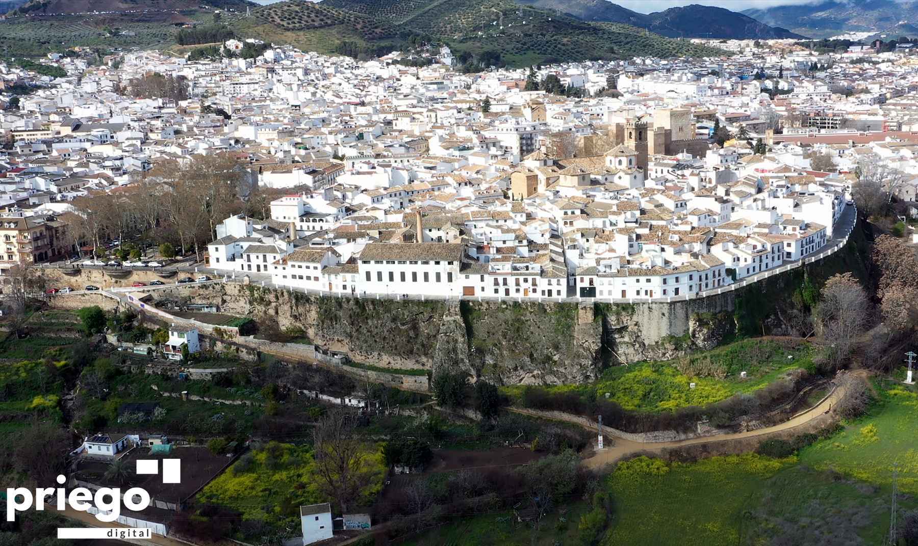 Panorámica de Priego, con el barrio de La Villa, origen urbano de la localidad, en primer término.