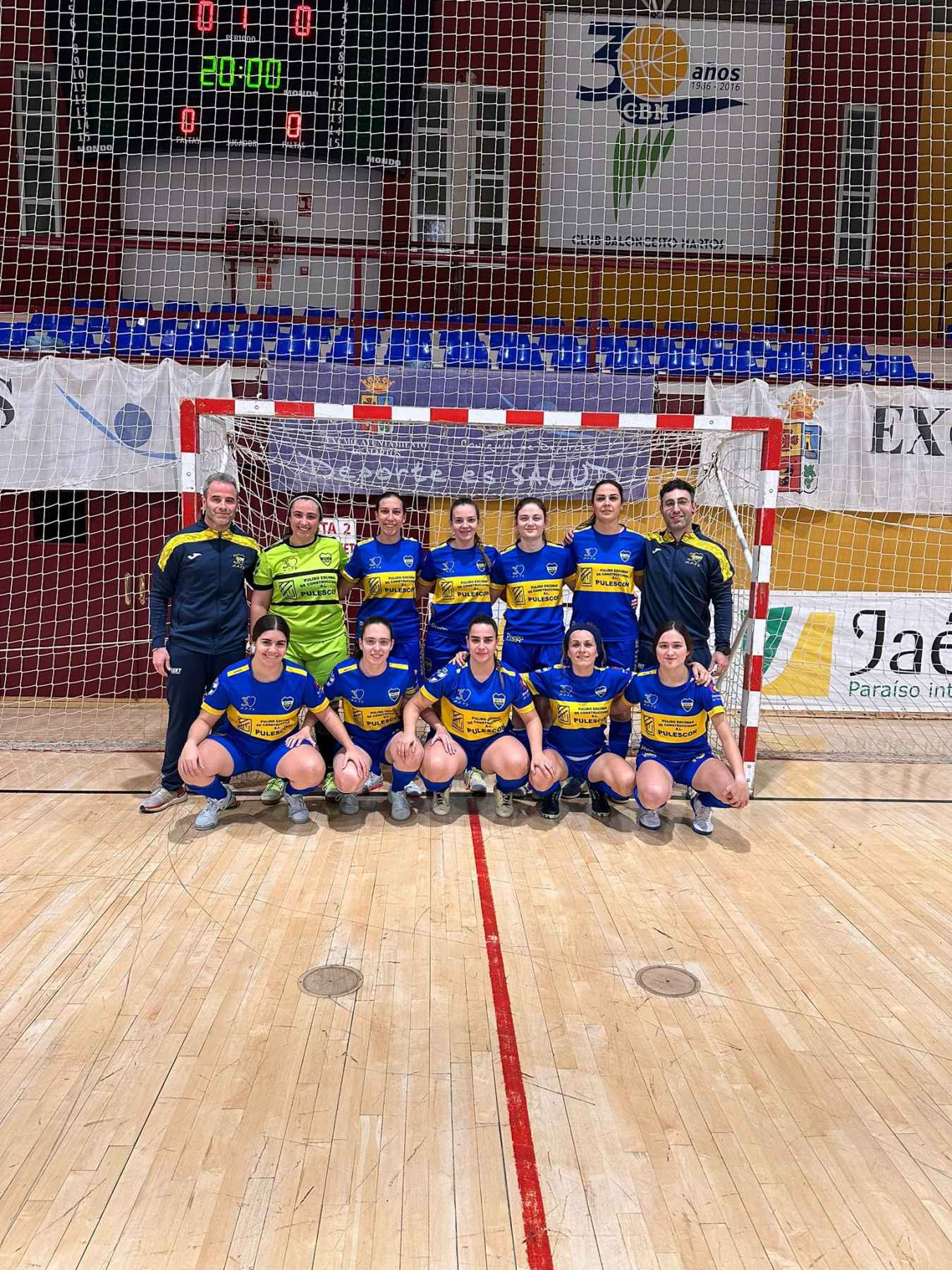 Plantel del equipo prieguense en Martos.