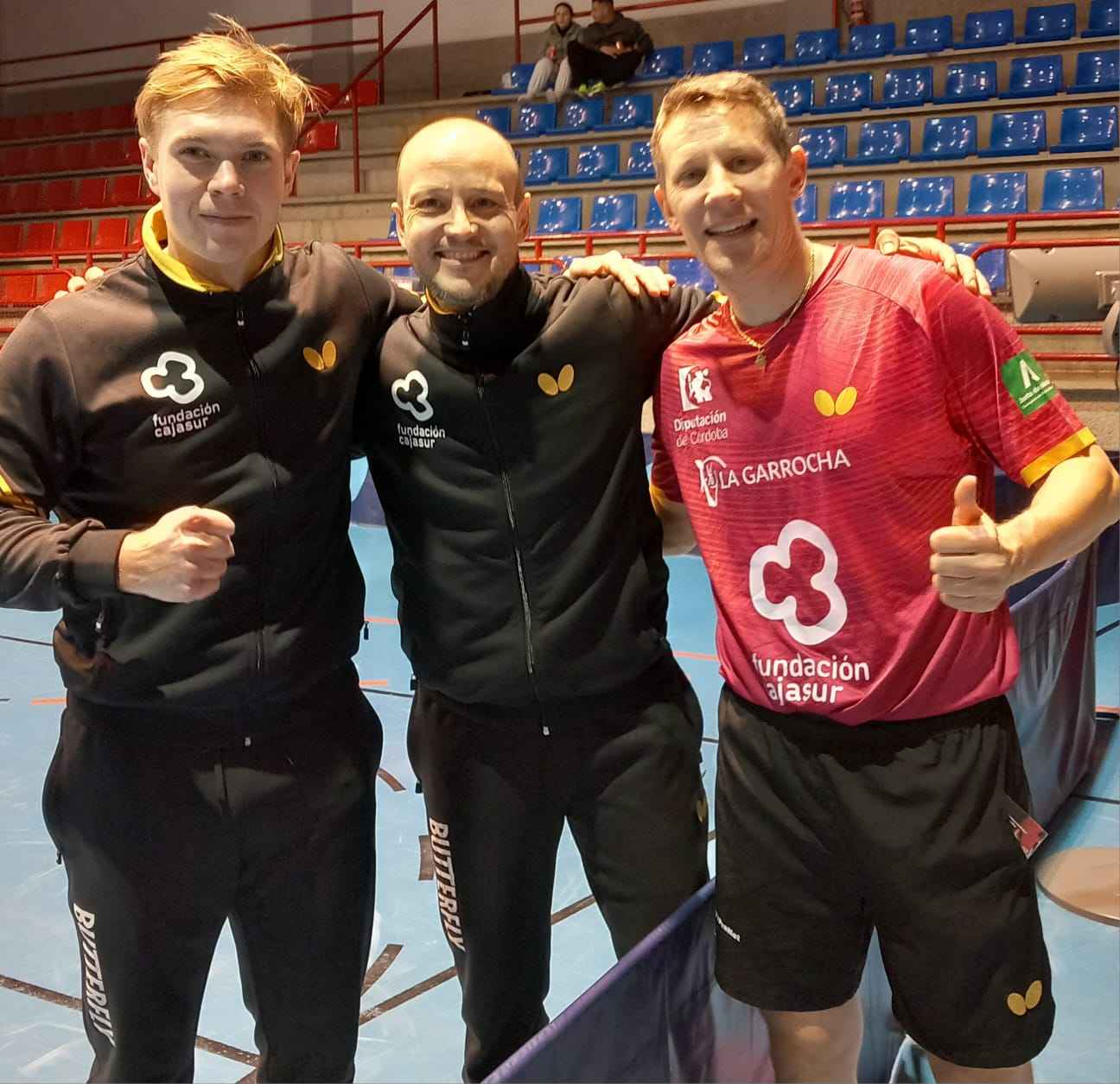 La tripleta prieguense celebra la victoria.