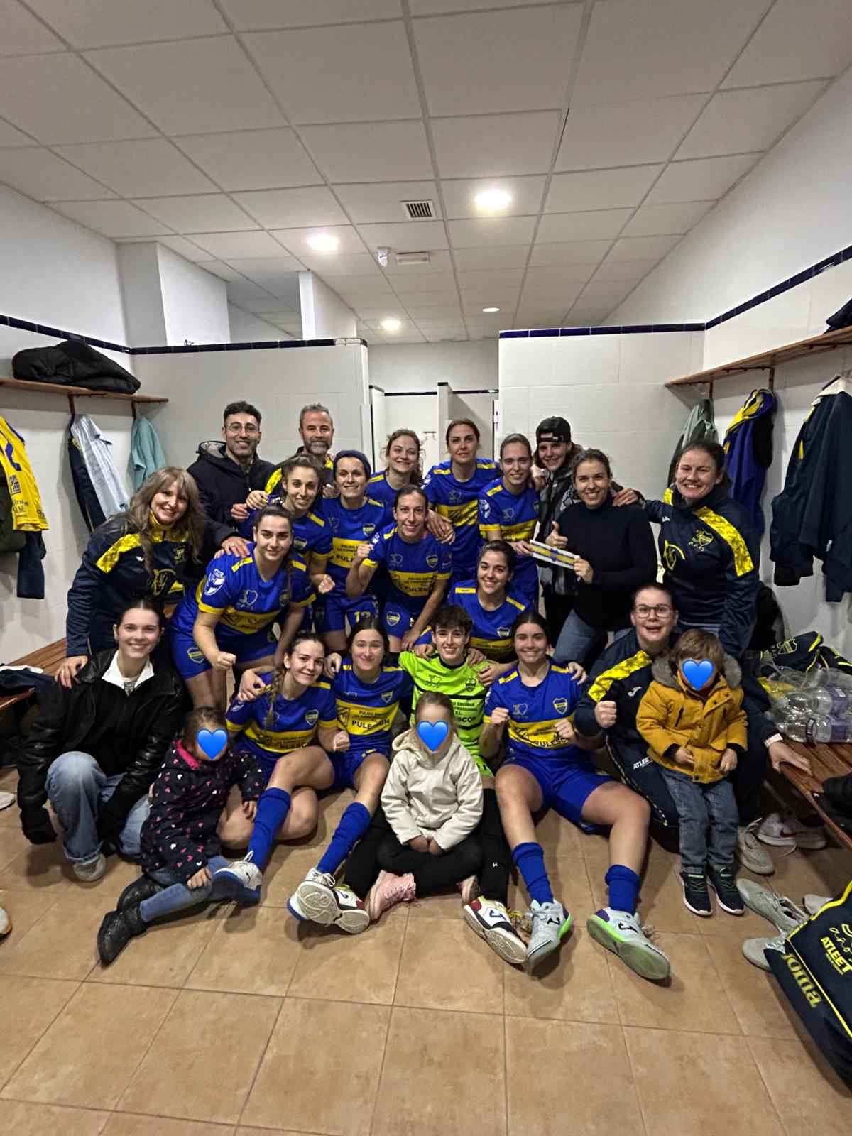 El equipo prieguense celebra la victoria en el vestuario.