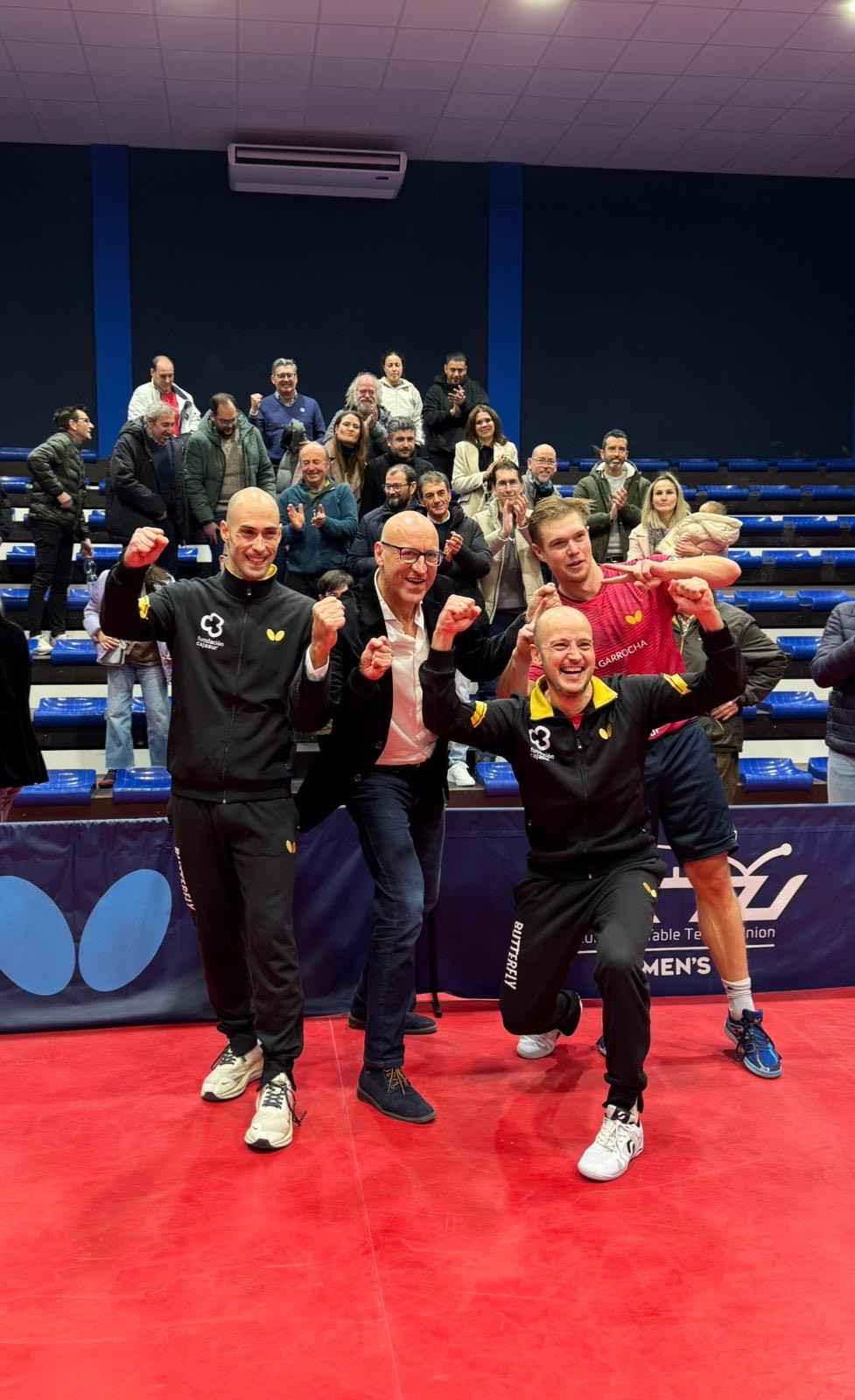 El equipo prieguense celebra el pase a la siguiente ronda europea.