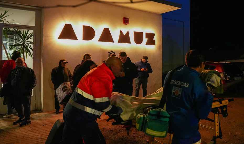 Evacuación de una persona herida en el apeadero de Adamuz.