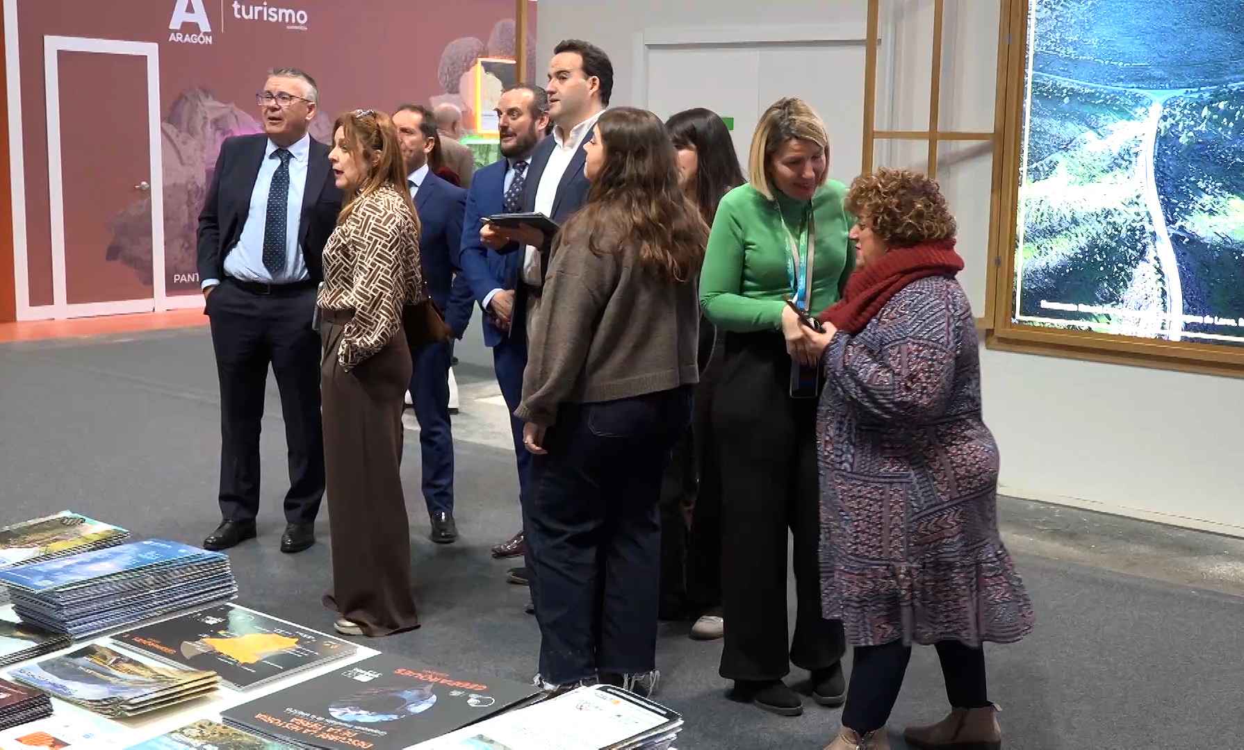 Autoridades políticas y técnicos de la comarca, ayer en Fitur.