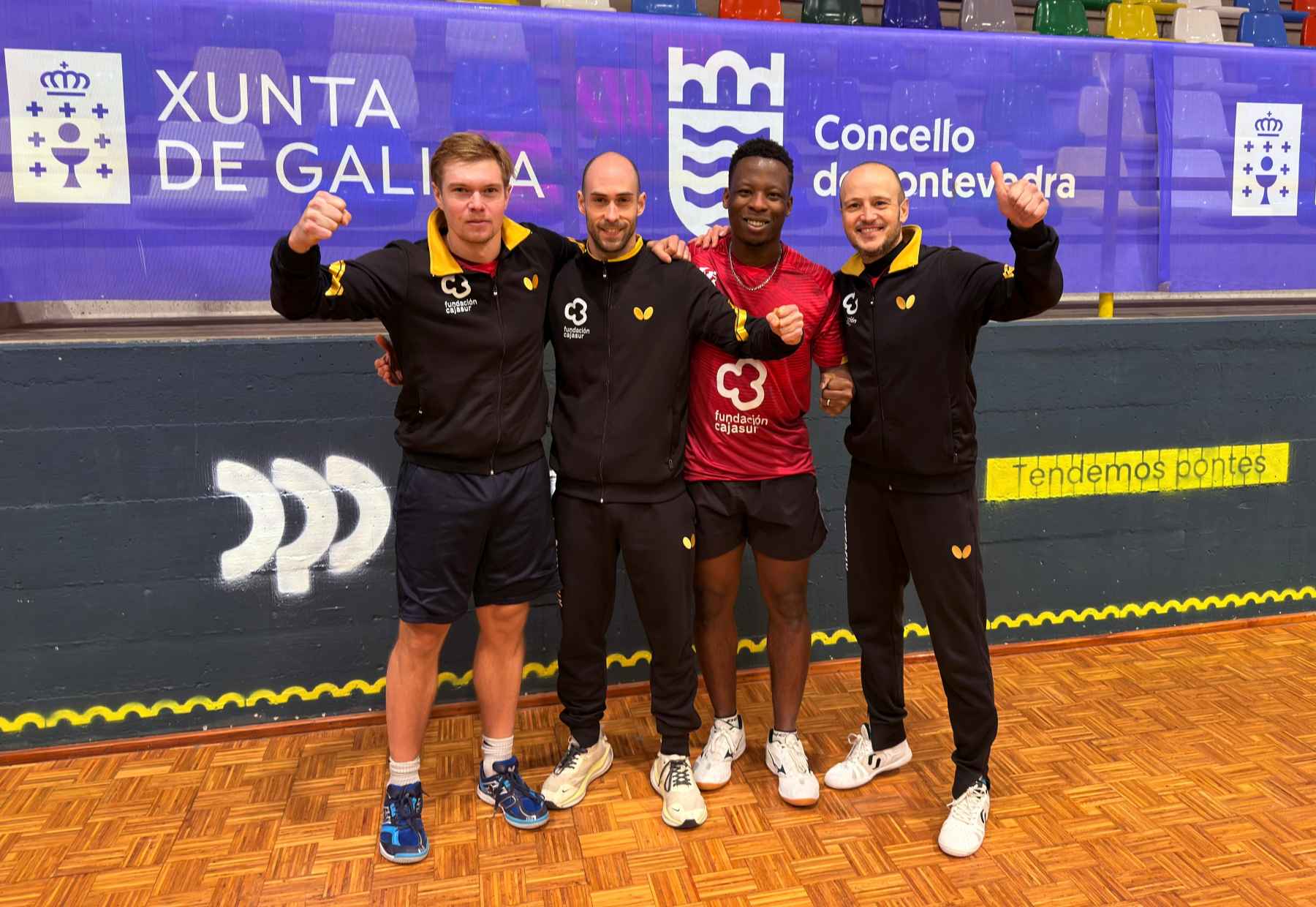El equipo prieguense celebra la victoria.