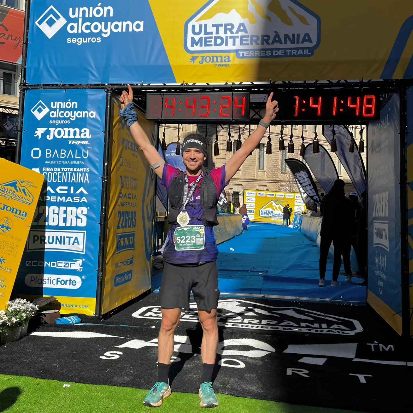 Dani Luque tras cruzar la línea de meta.