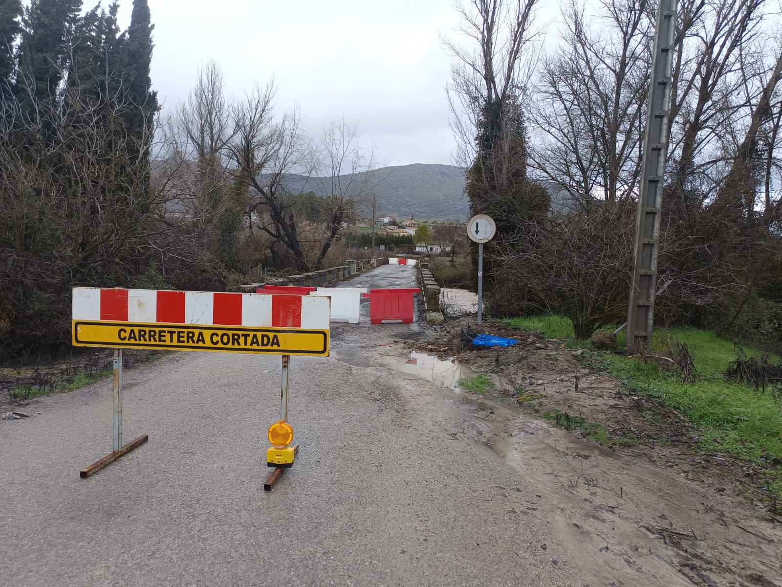 Puente del antiguo trazado de la CO-8211 cortado al tráfico.