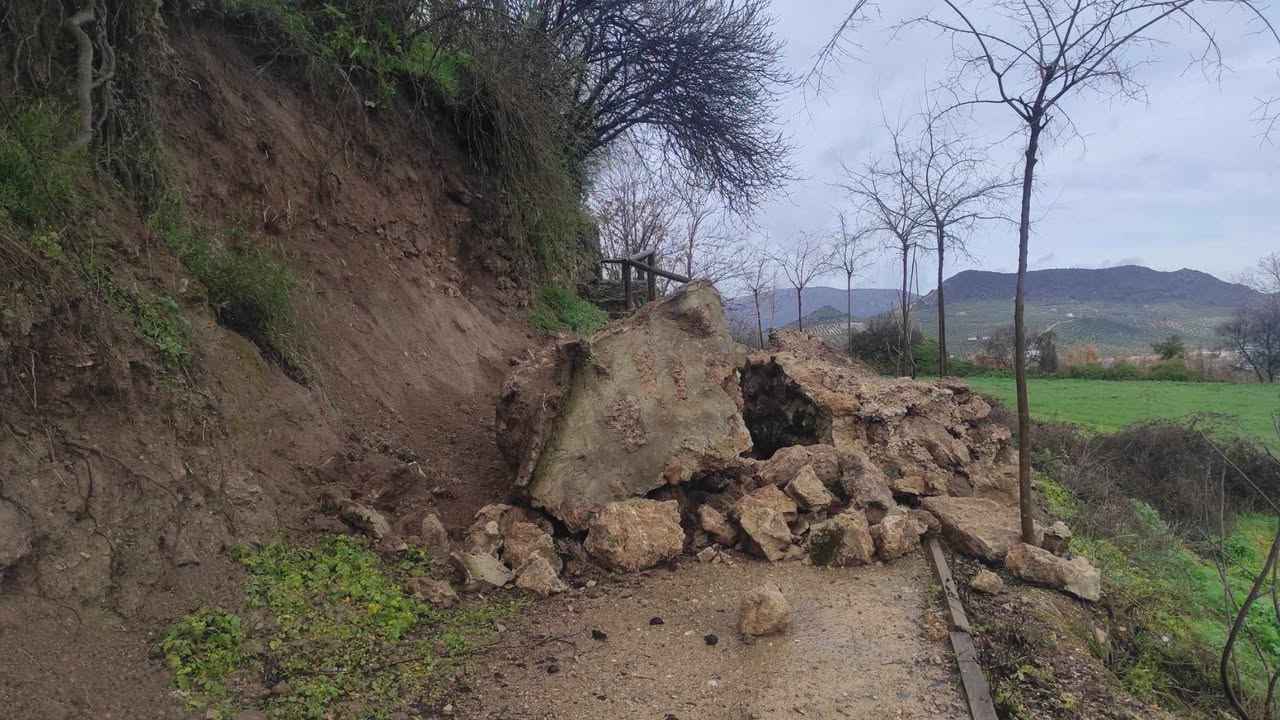 Desprendimiento de rocas en el corredor verde del Bajo Adarve.