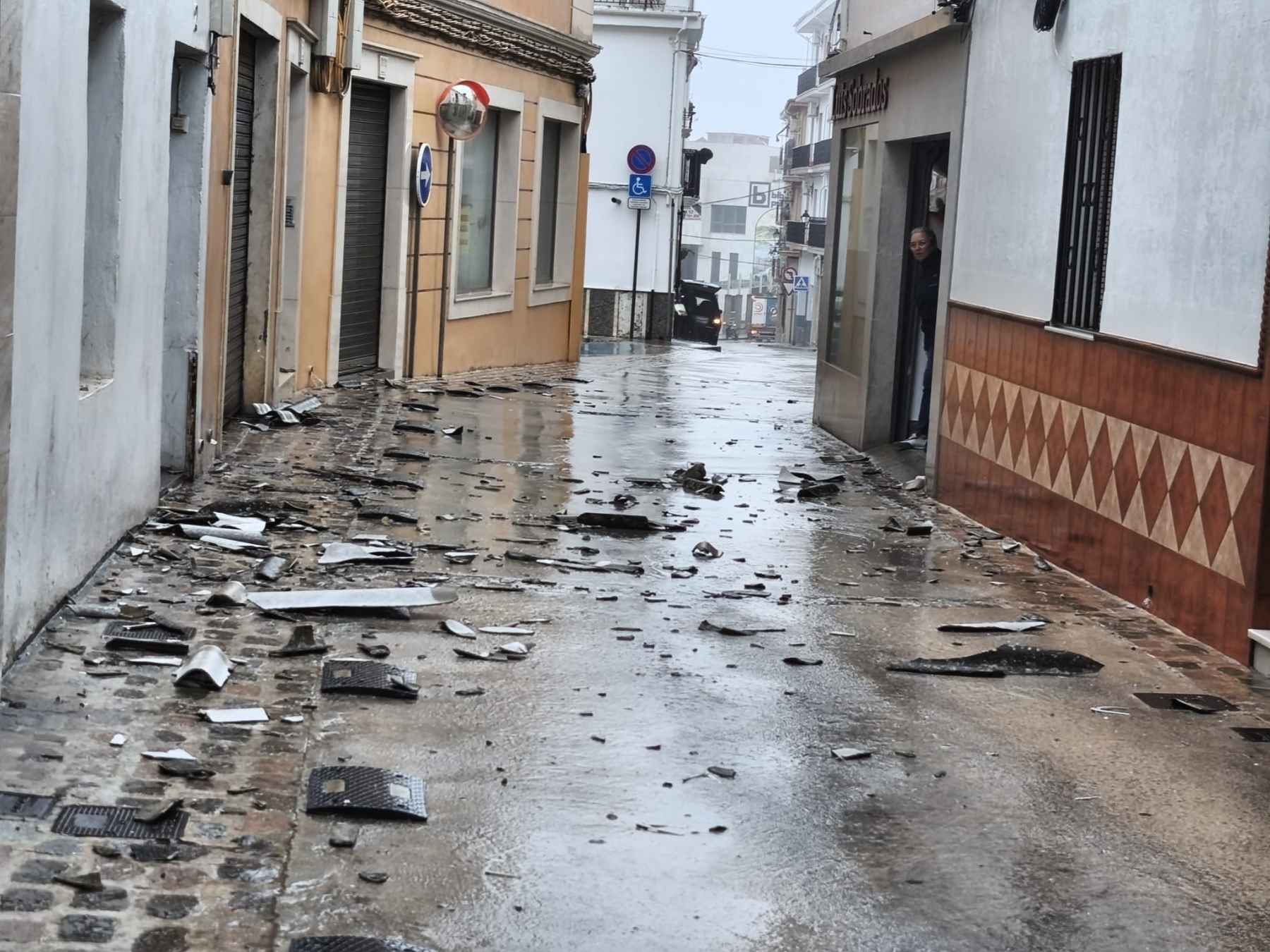 Caída de escombros en la calle Cañada Pradillo.