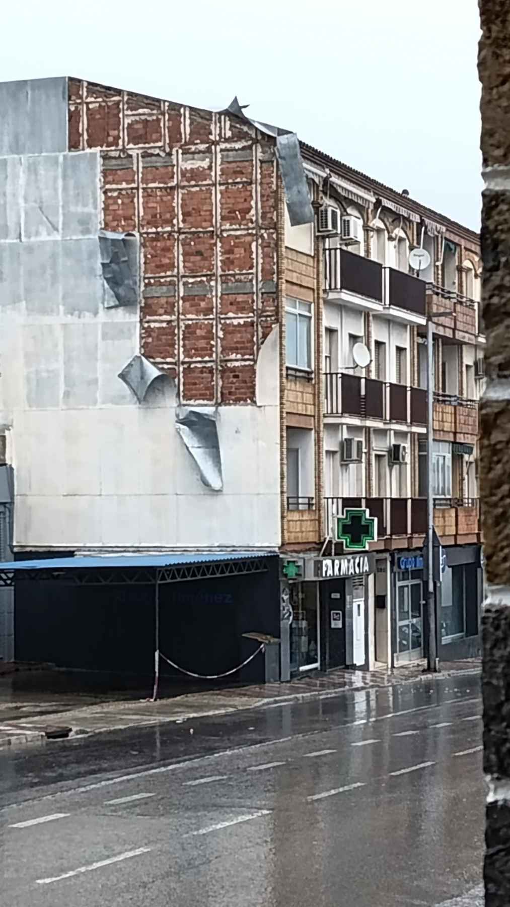 Chapas metálicas desprendidas en la calle RAmón y Cajal.