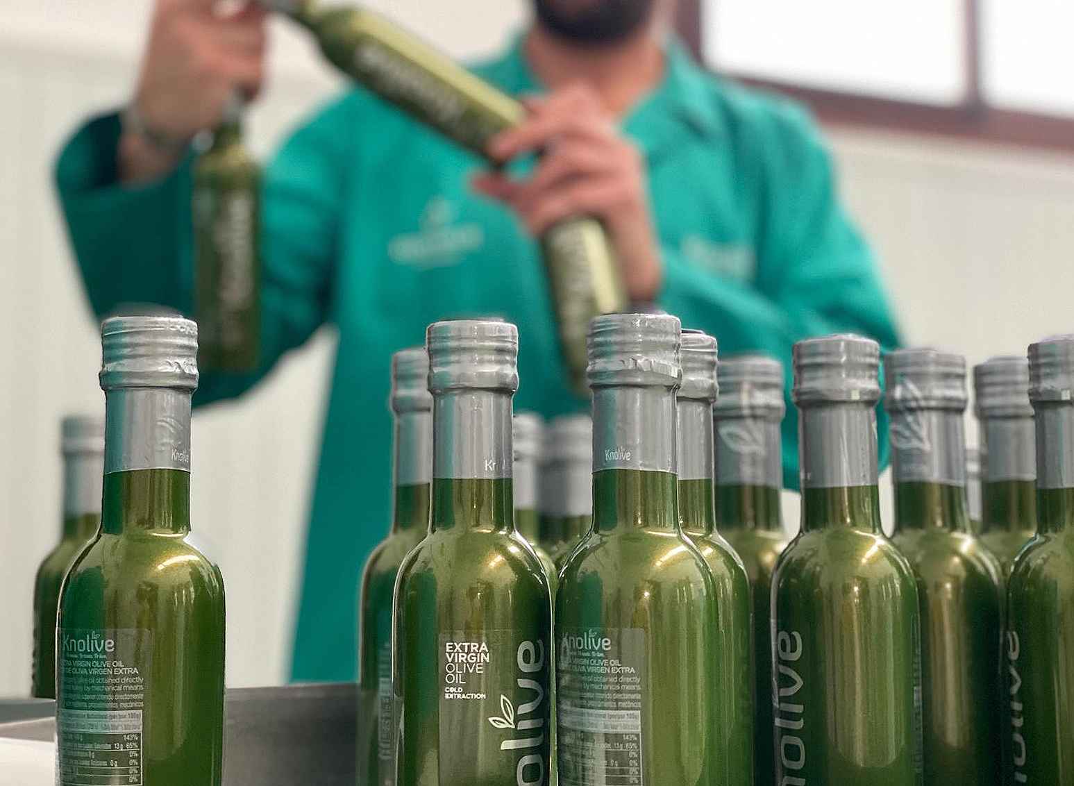 Botellas de la firma Knolive Epicure en la zona de envasado.