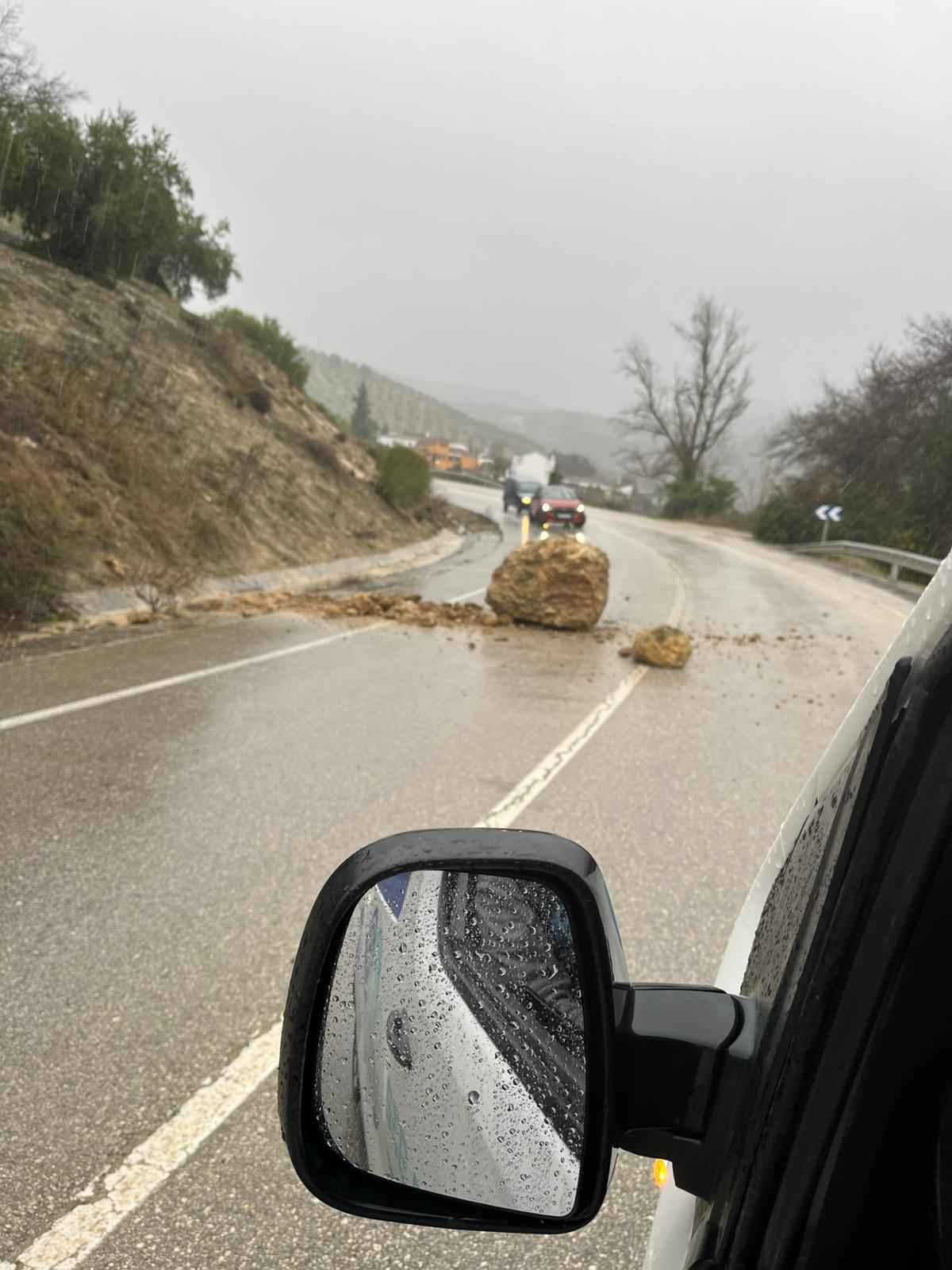 Caída de rocas sobre la carretera de Priego a Zagrilla.