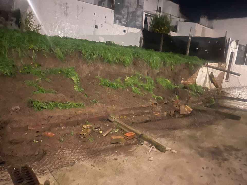 Derrumbe de un muro en la calle Santa Mónica en la tarde noche de este miércoles.