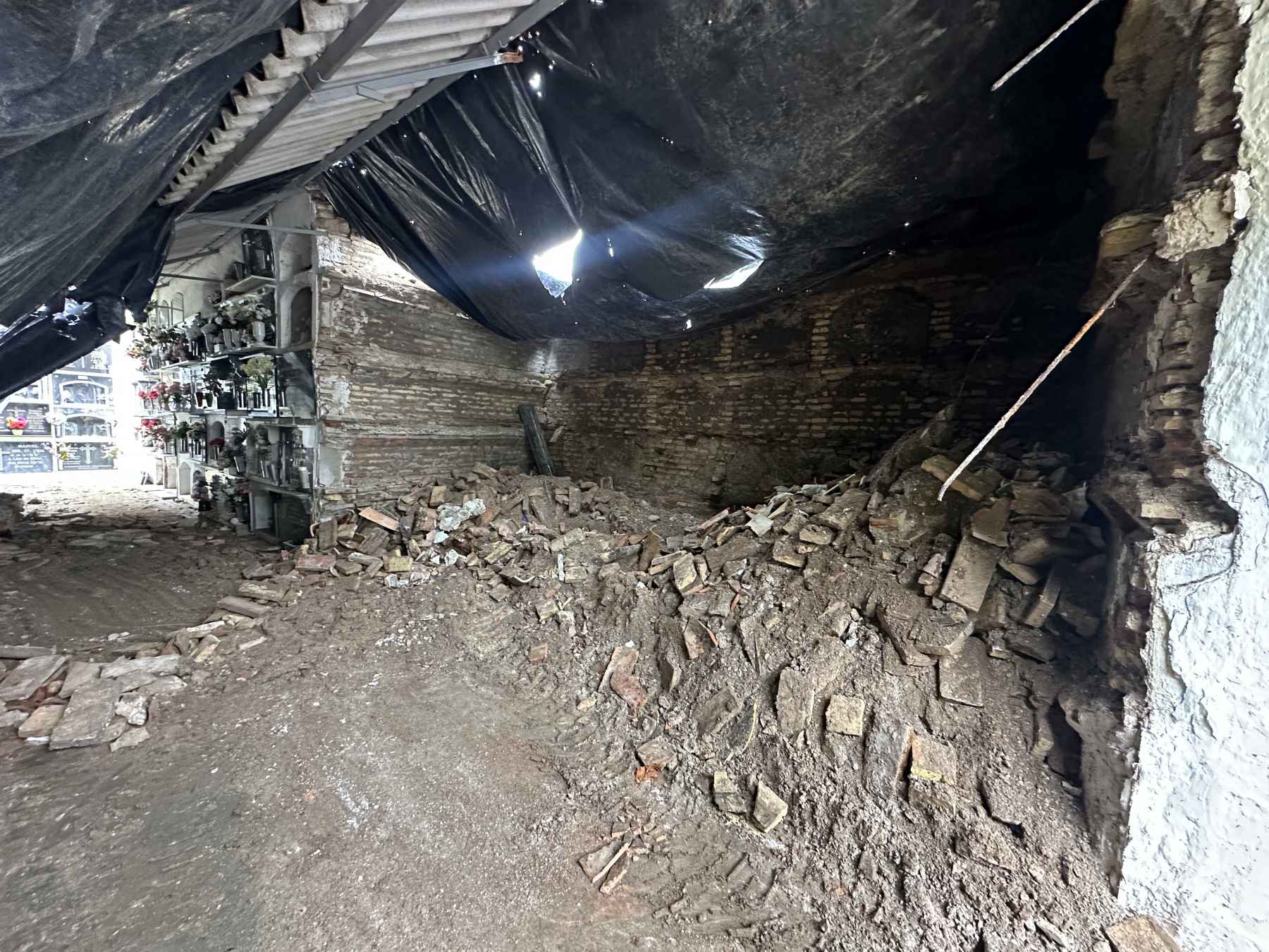 Aspecto de los nichos tras la recuperación de los restos.