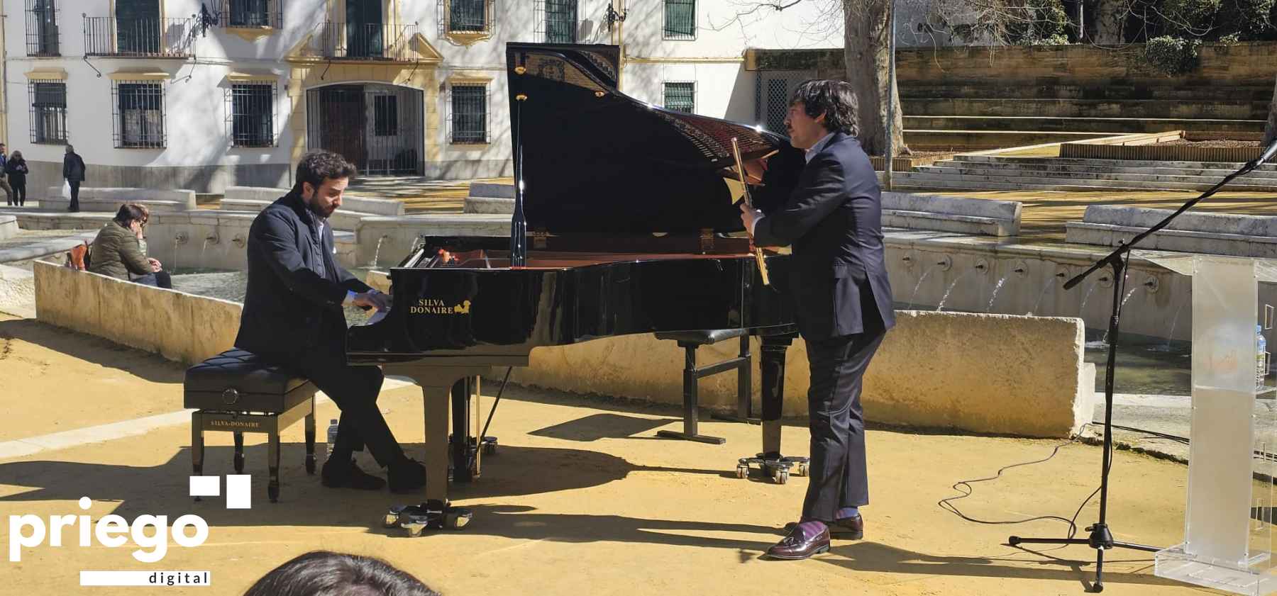 Instante de la actuación de Chico Pérez y Sergio de Lope.