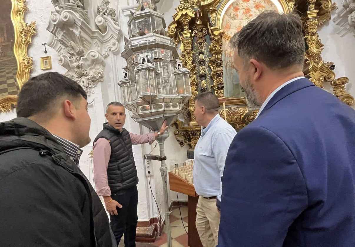 Santiago Martínez (en el centro), portavoz municipal de VOX