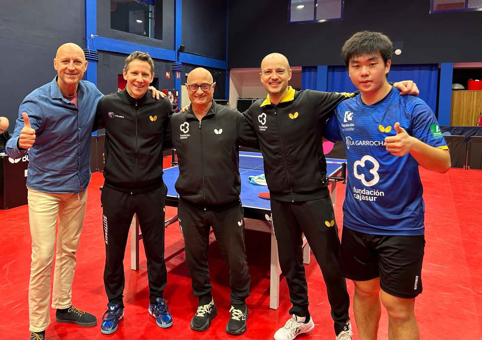 El equipo prieguense celebra la victoria.