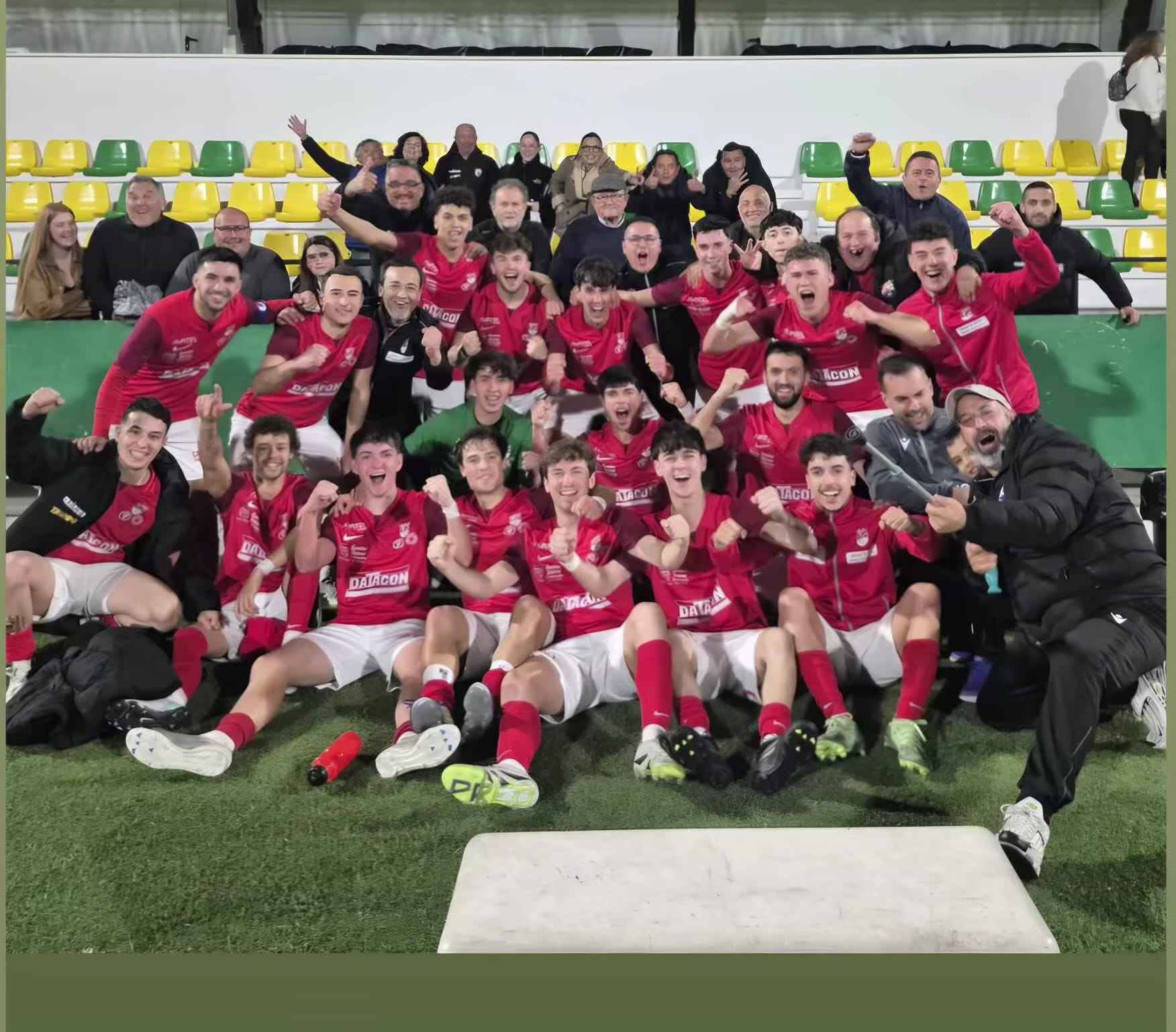 El equipo prieguense celebra la victoria sobre el césped.
