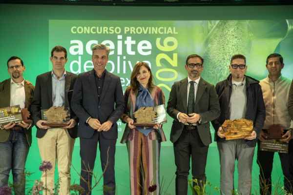 Autoridades provinciales y galardonados.