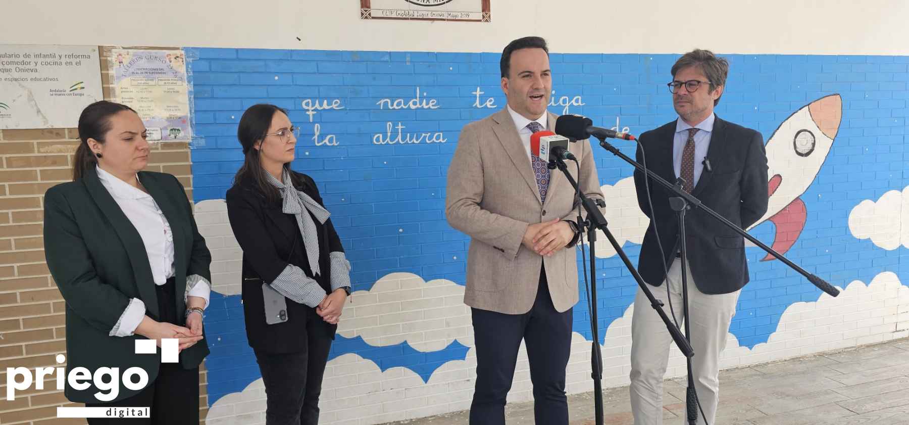 Imagen de la visita al centro educativo.